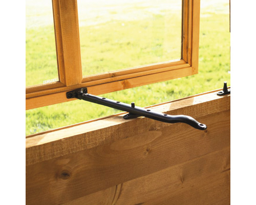 Detailansicht eines Gartenhausfensters mit Fensteröffner