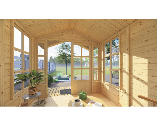 Innenansicht eines hellen Gartenhauses mit Fenstern und Glastüren