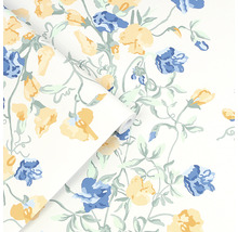 Tapete mit floralem Muster aus gelben und blauen Blüten