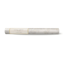 Eine Rolle Laura Ashley Tapete mit floralem Muster.