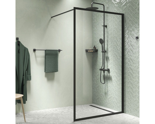 Badezimmer mit begehbarer Dusche mit schwarzem Rahmen, Handtuchhalter, Bademantel und grauen Fliesen