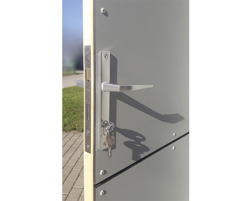 Detailansicht einer Tür mit Schloss, Türklinke und Schlüsseln