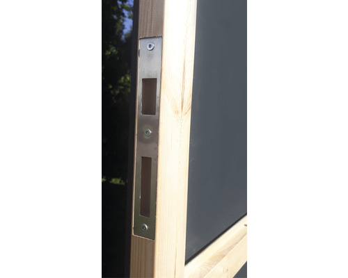 Detailansicht einer Edelstahl-Schließblechbefestigung an einem Holzrahmen.