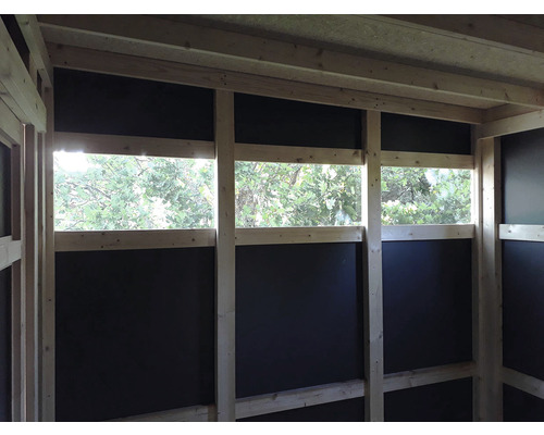 Innenansicht eines Holzhauses mit Fensteröffnungen