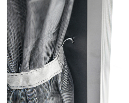 Detailaufnahme eines Fliegengitters mit Aufhängevorrichtung