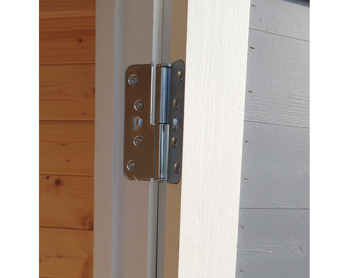 Nahaufnahme eines Türscharniers an einer Holztür