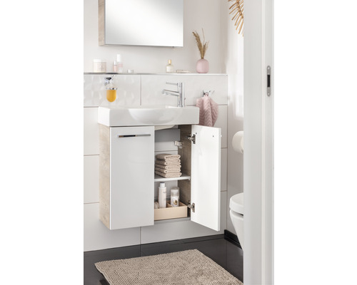 Modernes Badezimmer mit Waschtischunterschrank, Waschbecken und Spiegel