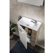 Badezimmer mit Waschtischunterschrank mit geöffneter Tür, Waschbecken und Armatur