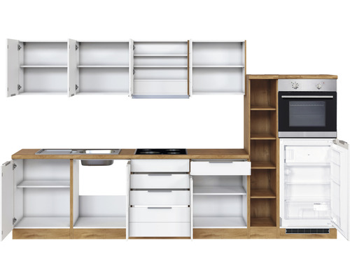 Küchenzeile mit Spüle, Kochfeld, Backofen und Kühlschrank