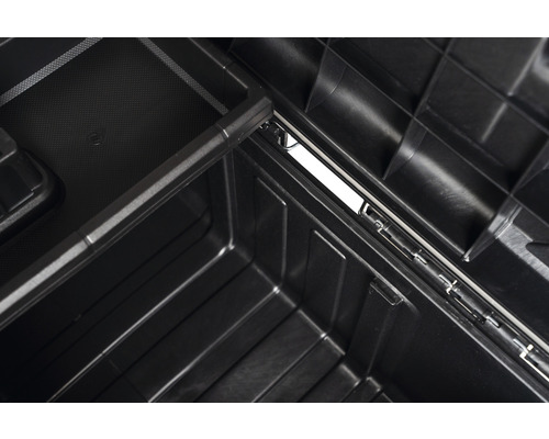 Innenansicht einer schwarzen Werkzeugkiste mit Ablagefach.