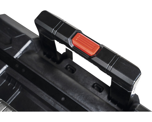 Detailansicht des Tragegriffs eines Werkzeugkoffers mit rotem Knopf