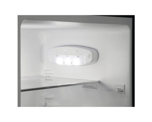 Innenraum eines Kühlschranks mit LED Beleuchtung und Glasregal