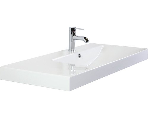 Weißes Keramik Waschbecken mit Chromarmatur