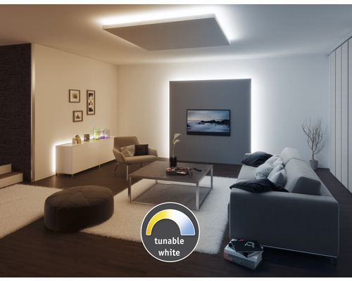 Wohnzimmer mit Sofa, Sessel und LED-Beleuchtung mit einstellbarer Farbtemperatur