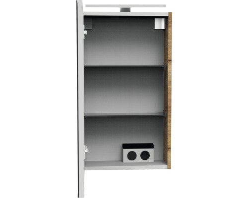 Geöffneter Hängeschrank mit drei Regalen und einem kleinen schwarzen Behälter