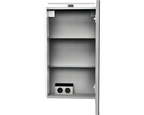 Offener Spiegelschrank mit Regalböden und Steckdosenelement