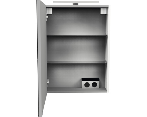 Geöffneter Spiegelschrank mit Einlegeböden