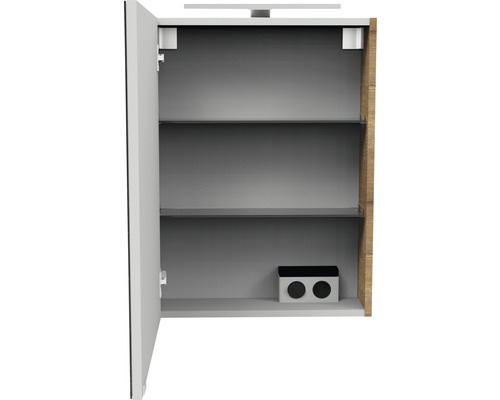 Geöffneter Spiegelschrank mit drei Regalböden