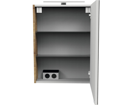 Geöffneter Spiegelschrank mit Einlegeböden für das Badezimmer