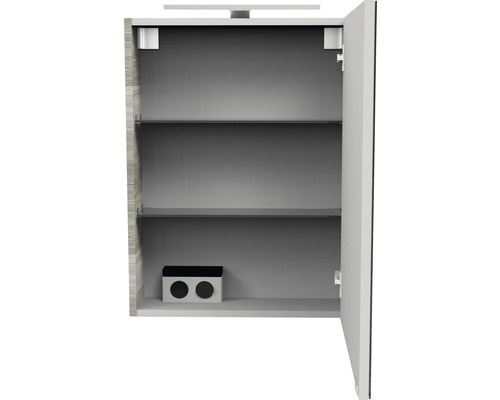Geöffneter Spiegelschrank mit Regalböden für das Badezimmer