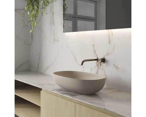 Badezimmer mit Aufsatzwaschbecken, Armatur und Spiegel