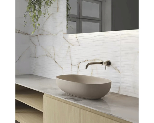 Badezimmer mit Aufsatzwaschbecken, Armatur und Wandfliesen in Marmoroptik.