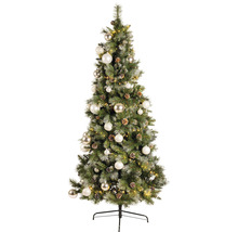 Geschmückter Weihnachtsbaum mit Kugeln und Tannenzapfen
