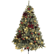 Geschmückter Weihnachtsbaum mit roten und goldenen Kugeln sowie Blumen