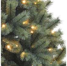 Detailaufnahme eines künstlichen Weihnachtsbaums mit Beleuchtung