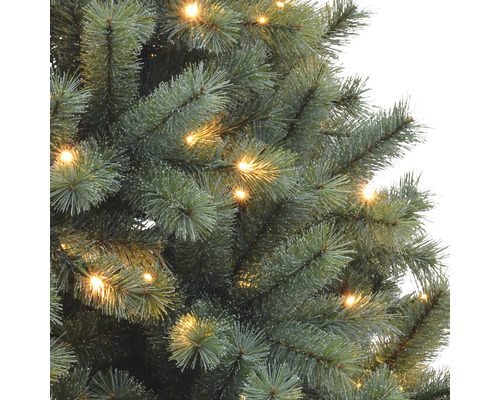 Detailaufnahme eines künstlichen Weihnachtsbaums mit Beleuchtung
