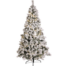 Geschmückter, schneebedeckter Weihnachtsbaum mit Christbaumkugeln und Beleuchtung.
