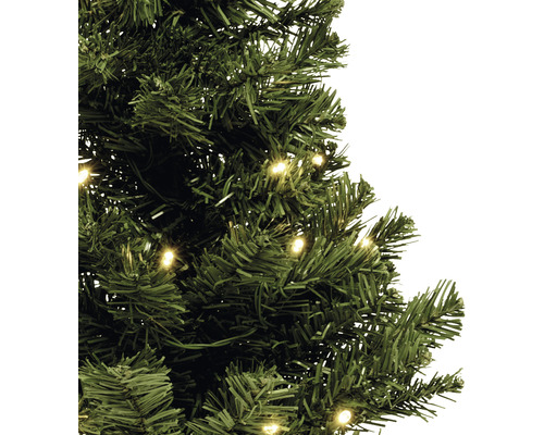 Detailaufnahme eines grünen, künstlichen Weihnachtsbaums mit Beleuchtung