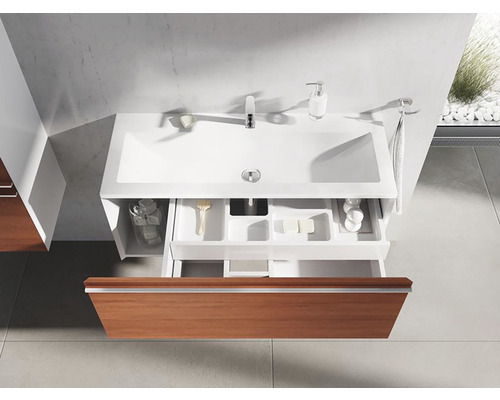 Badezimmerwaschtisch mit offenem Holzschubfach und weißem Waschbecken