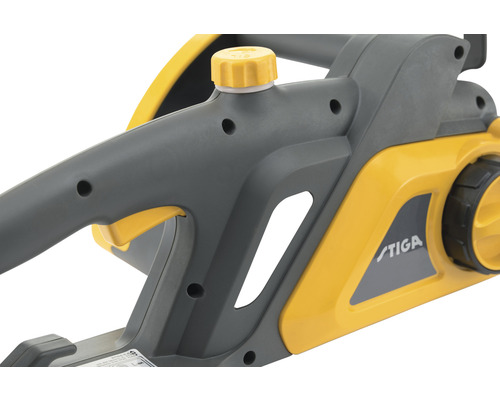 Detailansicht einer elektrischen Kettensäge von Stiga