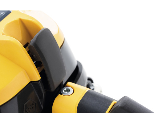 Detailaufnahme eines gelben und schwarzen Gartengerätes mit Bedienelementen