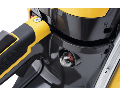 Nahaufnahme einer Kettensäge mit Primerpumpe