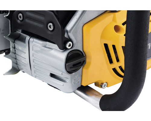 Nahaufnahme einer Kettensäge mit Kettenradabdeckung, Öltankdeckel und Griff