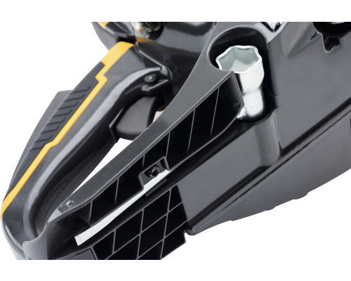 Detailansicht einer Kettensäge mit Griff und Werkzeug