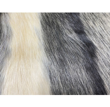 Nahaufnahme von Kunstfell in verschiedenen Farbtönen