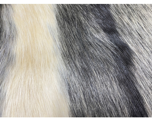 Nahaufnahme von Kunstfell in verschiedenen Farbtönen