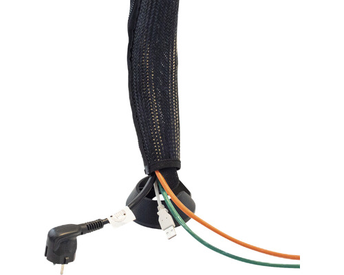 Kabelschlauch mit mehreren Kabeln und Stecker