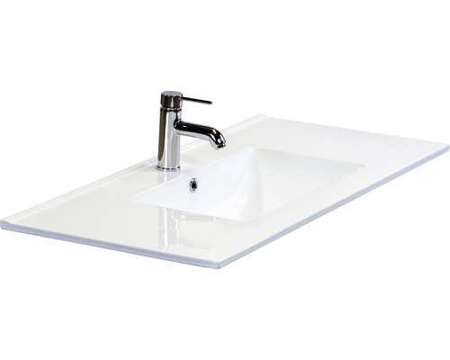 Waschtisch aus Sanitärkeramik mit Armatur