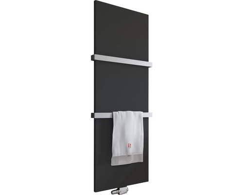 Handtuchheizkörper mit zwei Handtuchhaltern und Handtuch
