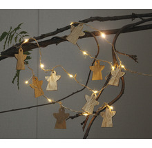 Lichterkette mit Holzanhängern in Engelform auf einem Ast