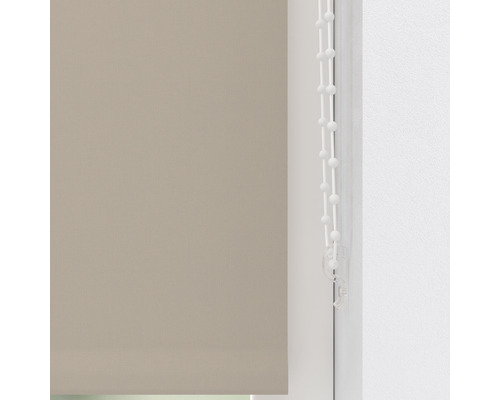 Beige Fensterrollo mit Bedienkette