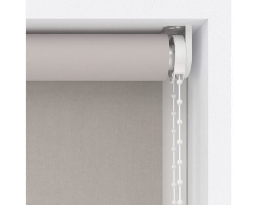 Rollo mit Kettenzug im Fensterrahmen