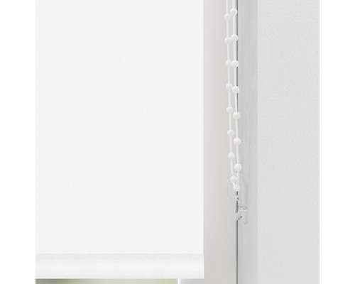 Weiße Fensterrollos mit Bedienkette