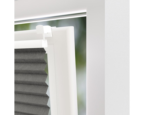 Detailansicht einer Fensterdekoration mit Plissee und Fensterrahmen