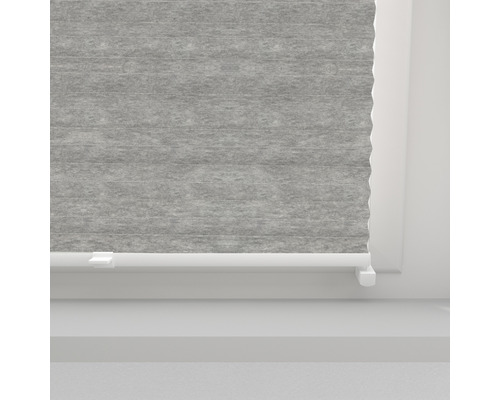 Graues Plissee am Fenster