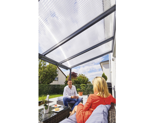 Terrassenüberdachung mit transparentem Dach und sitzenden Personen im Garten